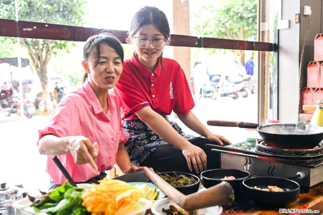全网追的“扁担女孩”,找了一份暑假工,时薪12元 - 抚州生活资讯 - 抚州28生活网 fuzhou.28life.com