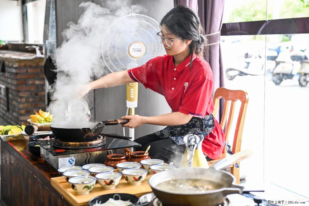 全网追的“扁担女孩”,找了一份暑假工,时薪12元 - 抚州生活资讯 - 抚州28生活网 fuzhou.28life.com